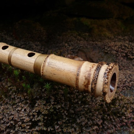 Madake bamboo shakuhachi flute by Jem Klein. Advanced root end jiari cast interior with red lacquer. Golden bindings.